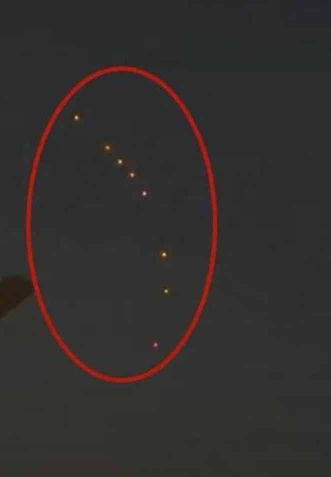 河南商丘夜空出现悬停红光，疑似无人机，或引发公众对天空奥秘的好奇与思考。9月13