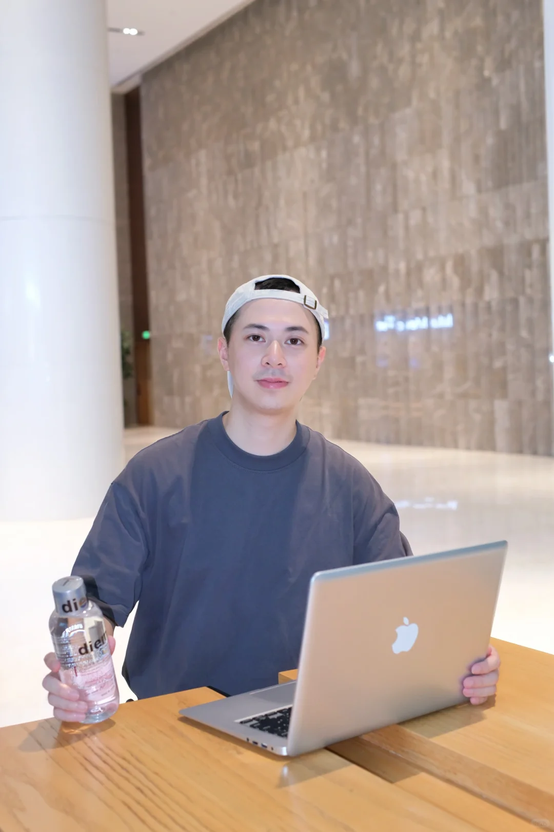 精致男孩的下班约会打啵神器
