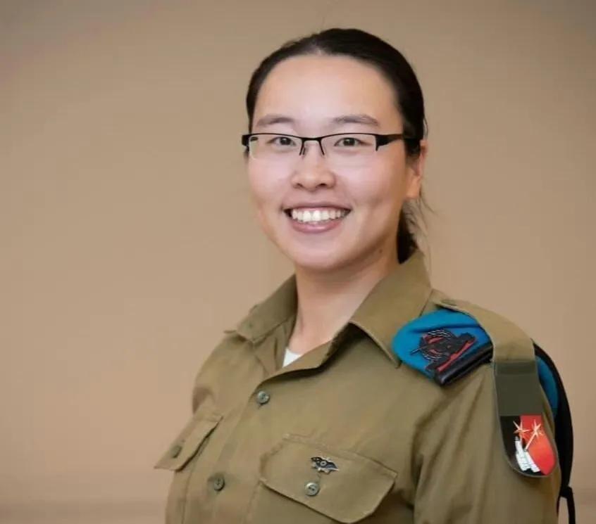 以色列《新消息报》：祖籍河南开封的女生某某某，移民入籍以色列并参军入伍。


《
