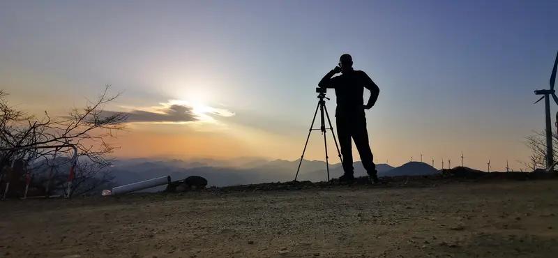 心中的梦
有千万种模样
不必照着别人的剧本
你的向往，就是最亮的光
​
朝着心底