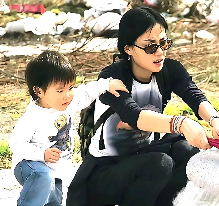 年轻王菲似乎痴迷带各种编织手链
后来信佛后
反倒是越来越简单化了
不管是穿着打扮