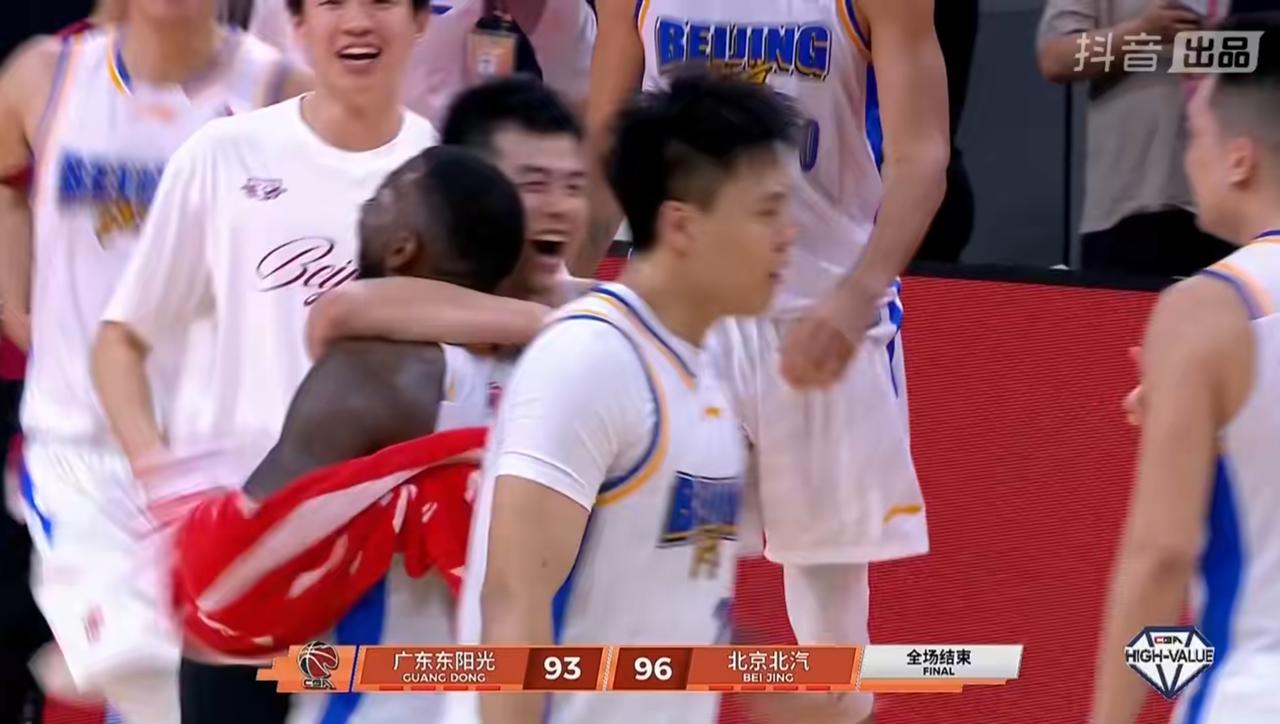 又是一年京粤战，
北京男篮逆转绝杀了广东男篮，
一个不显山不露水的张才仁，
居然