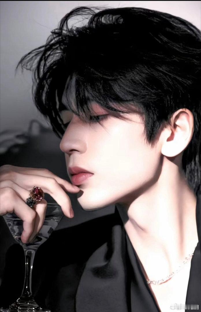 凌探未来 张凌赫颜值身段样样能打，长相清冷耐看，气质独一无二。对待事业足够专注认