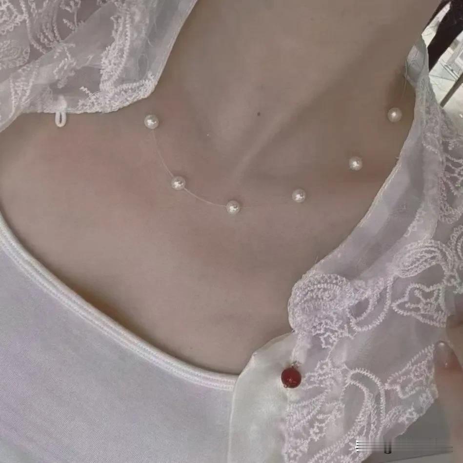 心机女老油条情场高手，
这种女人习惯性的用暗示暧昧的语言、来挑逗男人，
如果有不