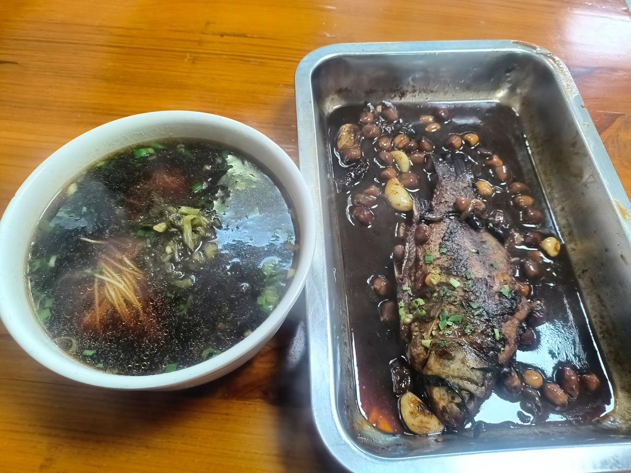 今天吃面，来个奇门浇头。一天红烧大板鲫，十六块。

开始阿姨可以有点太忙了，居然