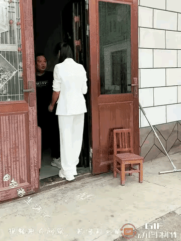 男子与妻子吵架，觉得妻子远嫁没人撑腰，收拾好她的行李让妻子滚，万万没想到，坐在院