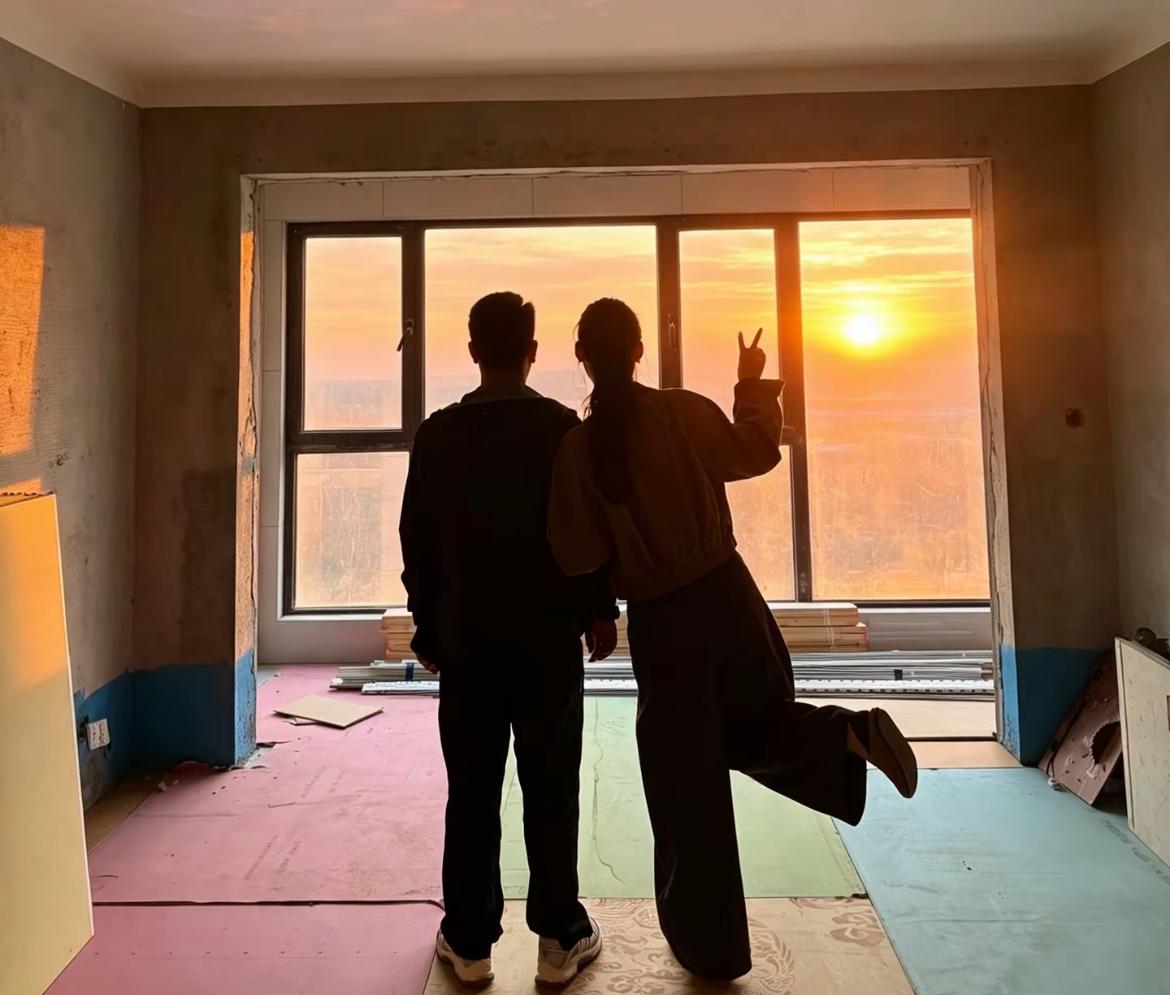 大衣哥前儿媳陈亚男买新房了！
携老公郭新鹏打卡“爱巢”，晒夕阳下恩爱背影照。
靠