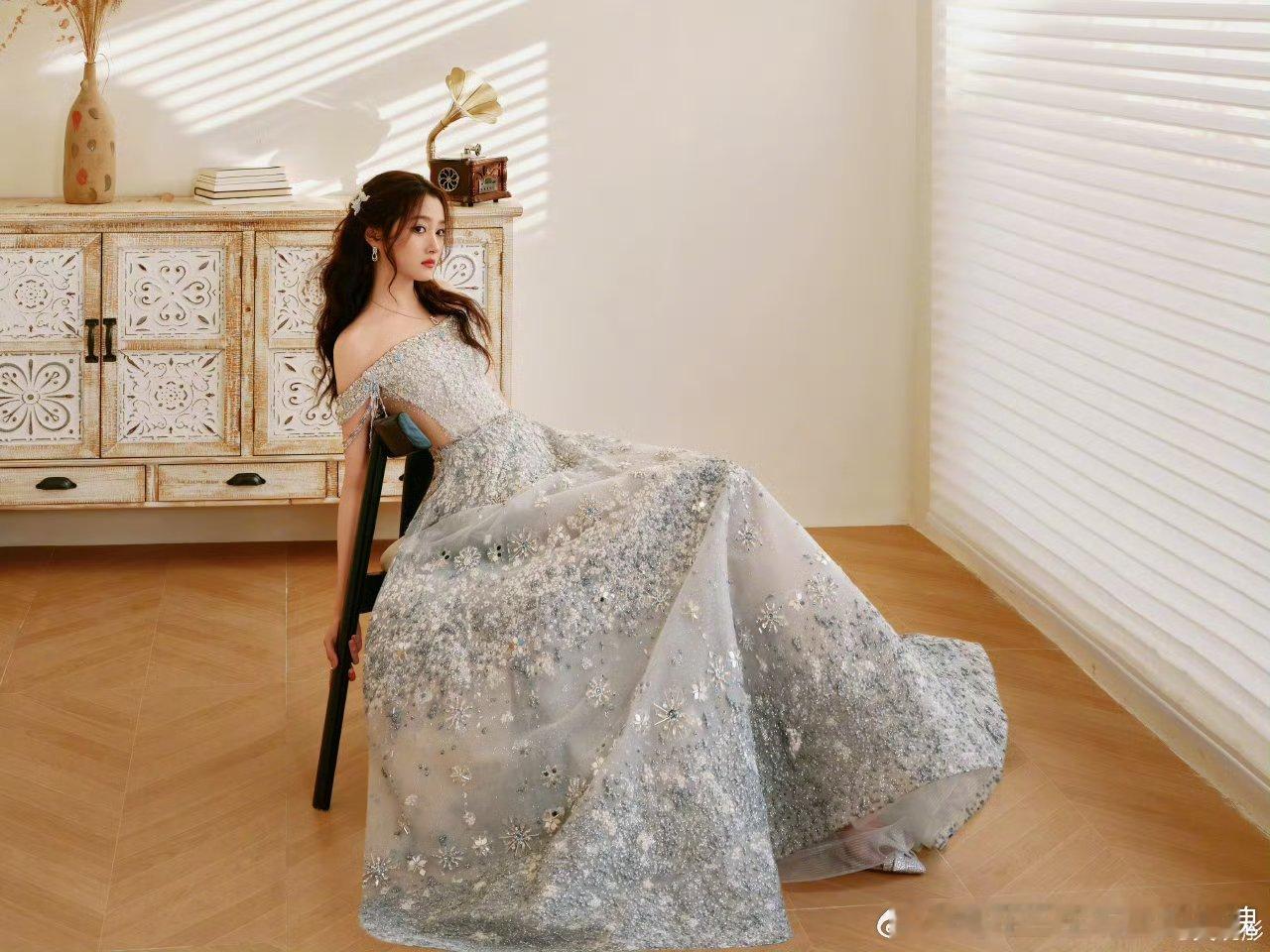关晓彤穿星辰大海唱星辰大海 肤白貌美大长腿美女姐姐好漂亮 这身衣服和头饰好漂亮呀