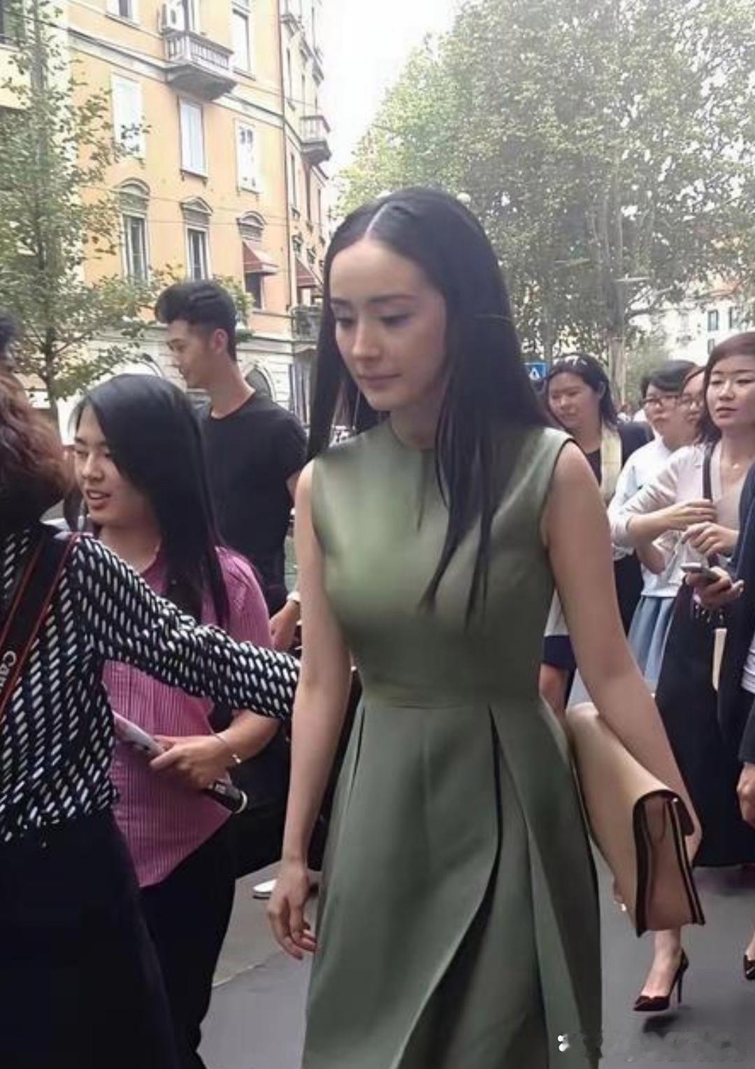 十三年前的杨幂颜值惊艳至极，无美颜滤镜原生照片流出，实打实的天生大女主长相。 