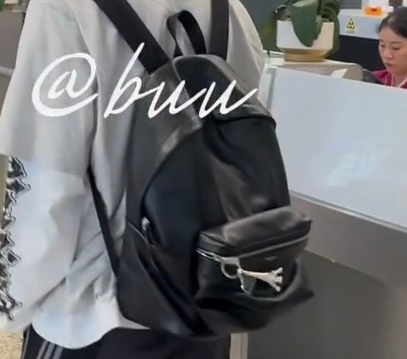 上次这个包和巴黎铁塔挂件是去杭州，和老公同ip活动，这次是回无锡NA拍摄地，纪念