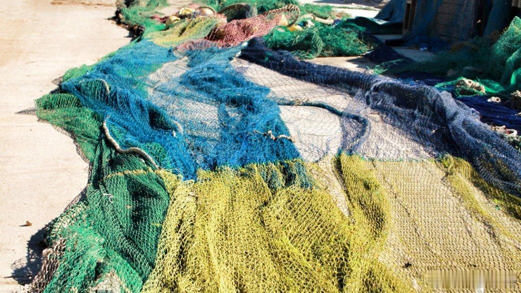 法国渔民向乌克兰捐赠渔网用于防空法国布列塔尼地区的渔民将旧渔网捐赠给乌克兰。这些