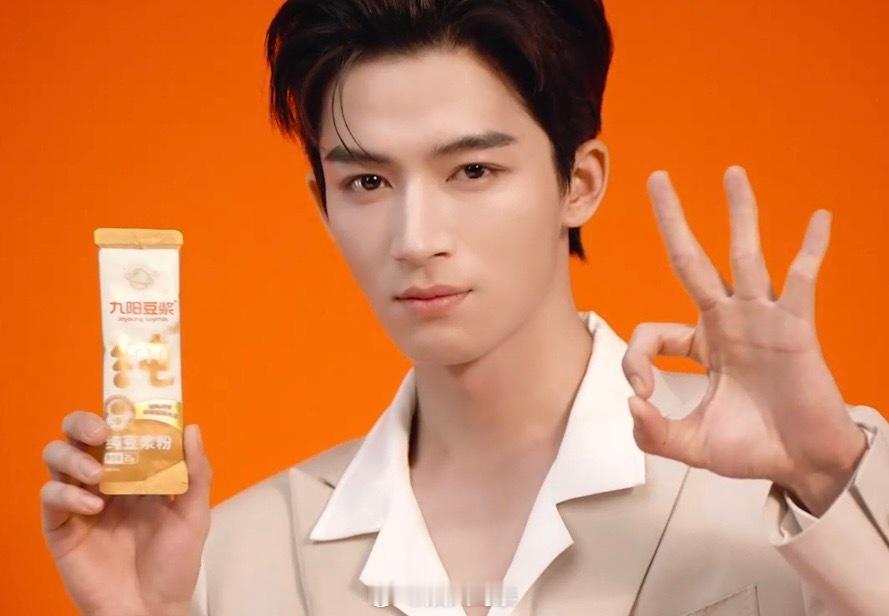 #王星越的嘴新的广告位##豆豆豆豆豆是什么梗# 王星越你的嘴也太好看了吧，喝个豆