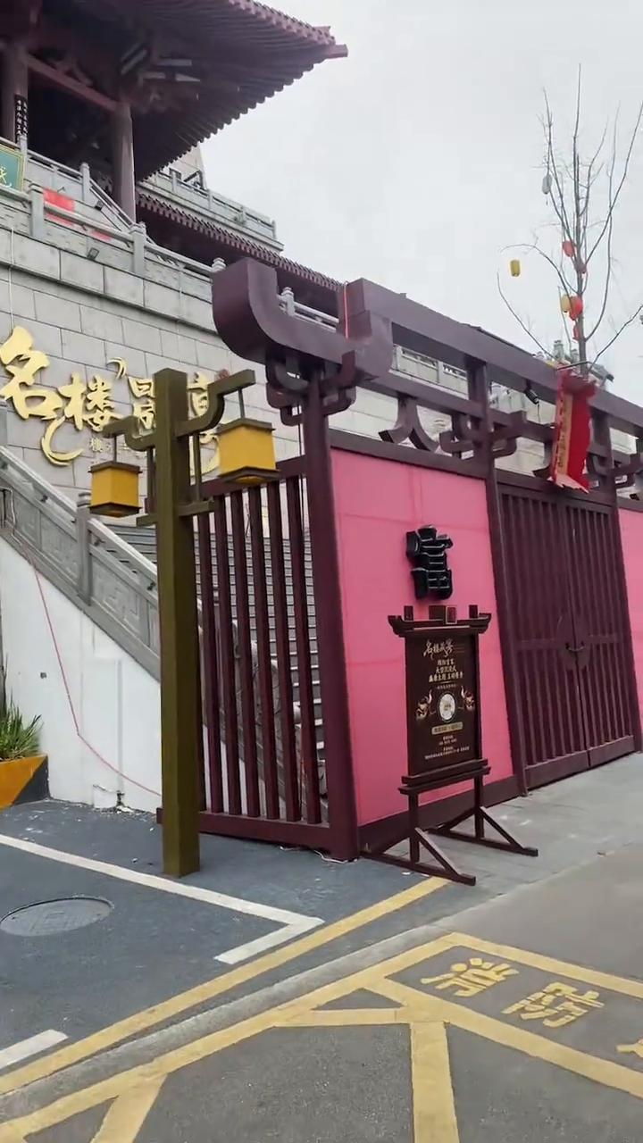 小哥哥，一号楼跑的，跑脚底下来过来，上去不到，里面锁门，上小区，风挺大的。
