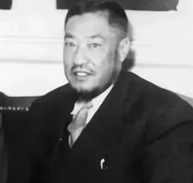 1949年，马步芳包了3架飞机，带着200多名家眷前往沙特。出发前，他得意地说：