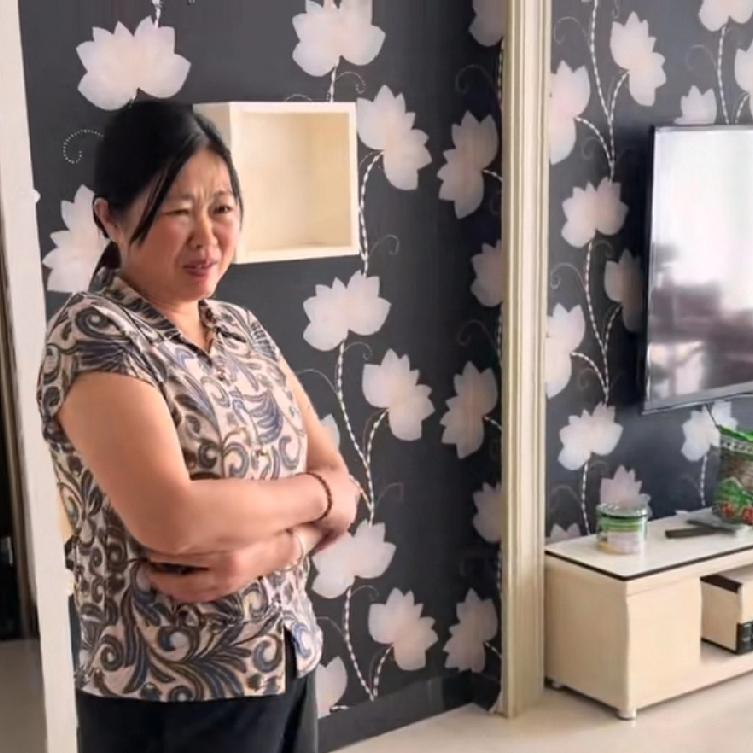 秋秋还有一个月的时间就要生宝宝了，小松带着秋秋去云南河口医院去进行孕检，小松和秋