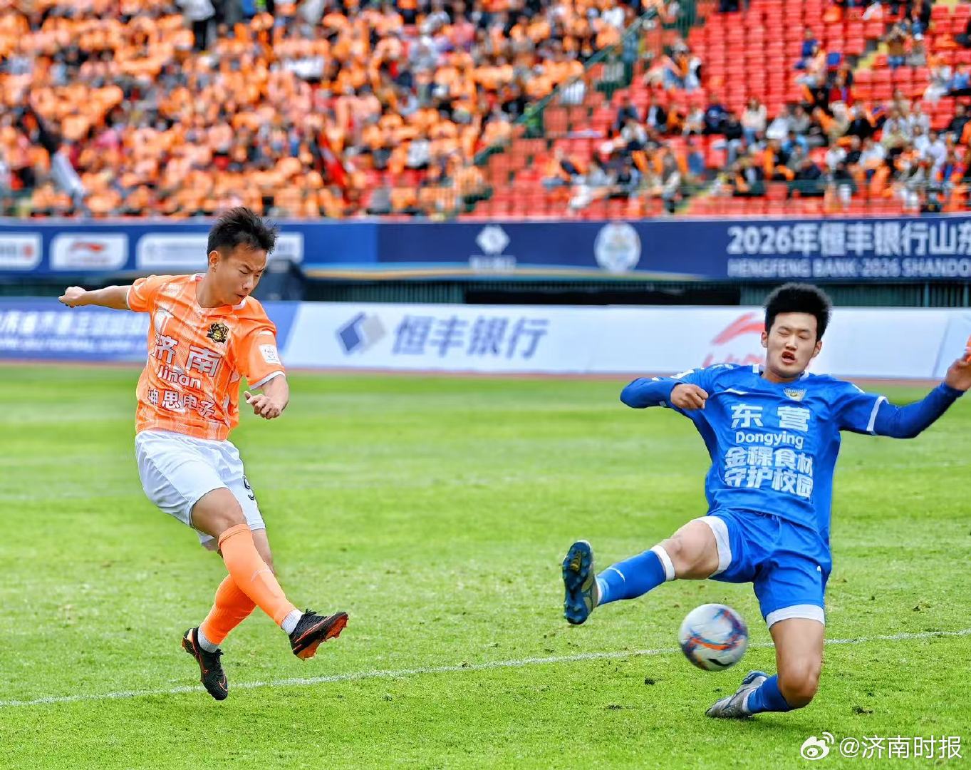 【齐鲁超赛#东营球迷热血助威#：“有我们在，东营队永不独行！”】5月2日，山东省
