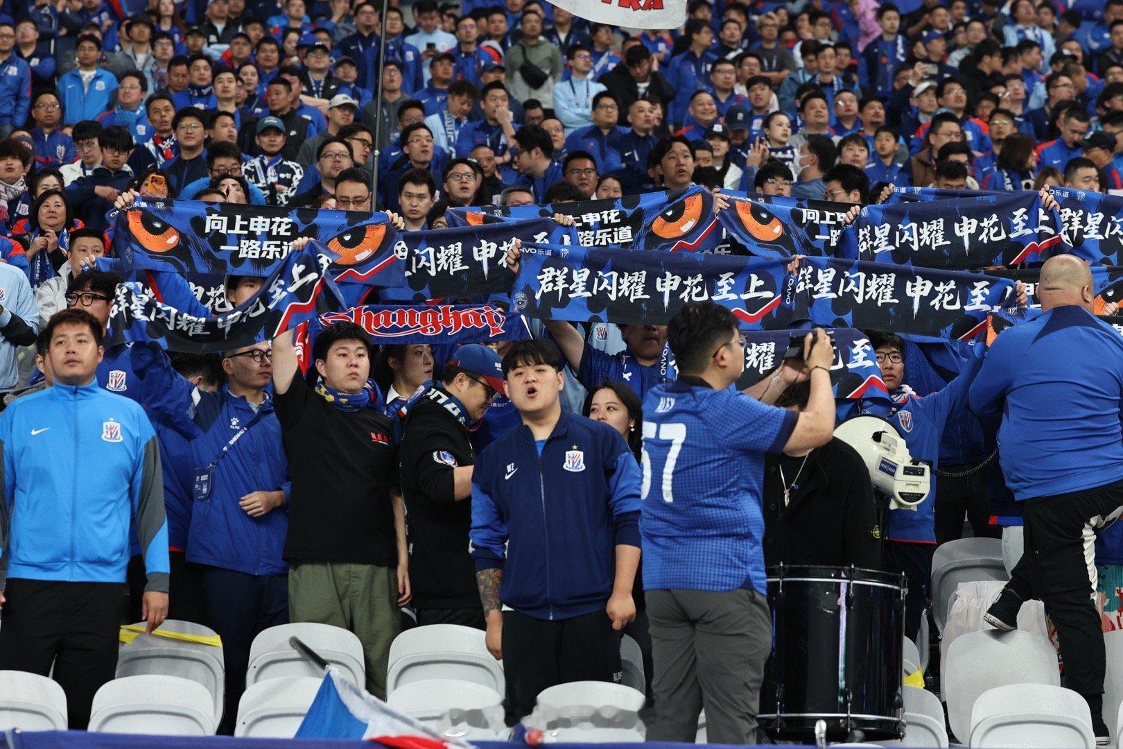 八年前有幸现场感受过中超的上海德比，现场的氛围太震撼了！看球真的一定要去现场感受
