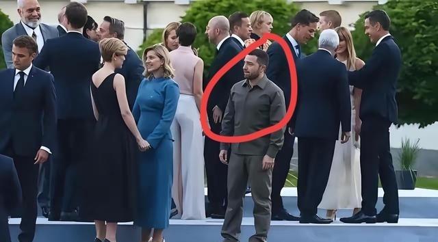 为何泽连斯基就是不醒悟呢？说实话，你们都错了，泽连斯基他心里很清楚， 乌克兰 没