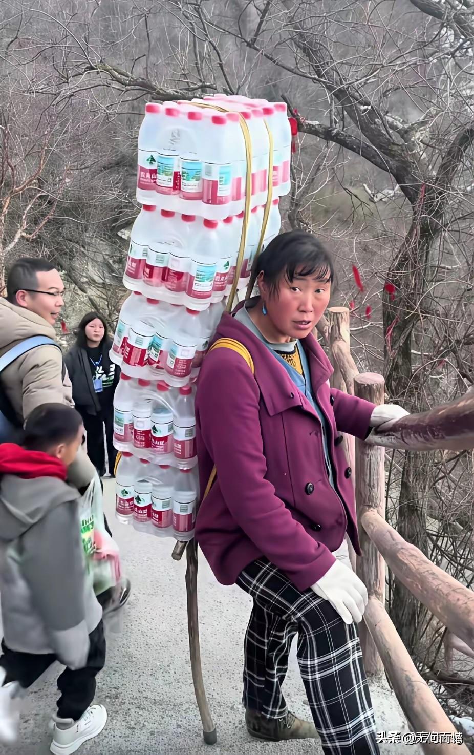 这个女子背起五箱矿泉水在爬山，一箱矿泉水24瓶，每瓶按1斤计算，一箱就是24斤，