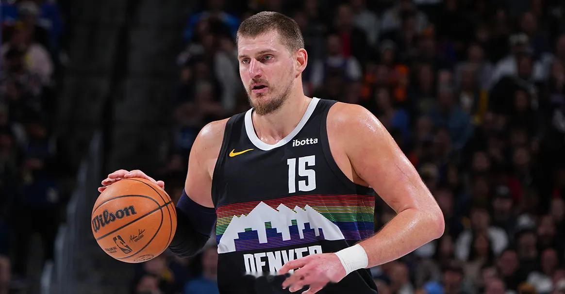 NBA官方公布了最新一期的MVP榜，丹佛掘金的尼古拉-约基奇蝉联榜首，俄克拉荷马