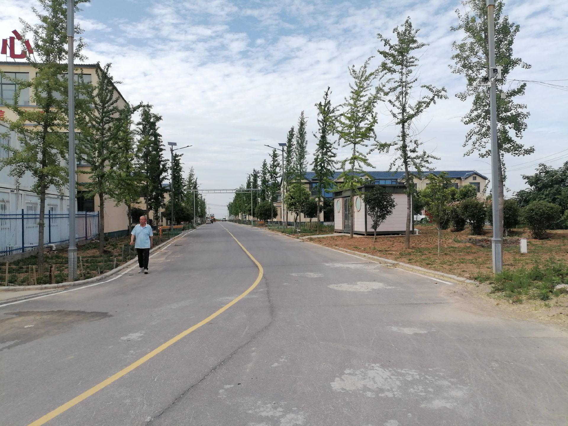 去年在巩义白沙村采风，正在街口打麻将的妇女说，她们找不到活儿没有收入...