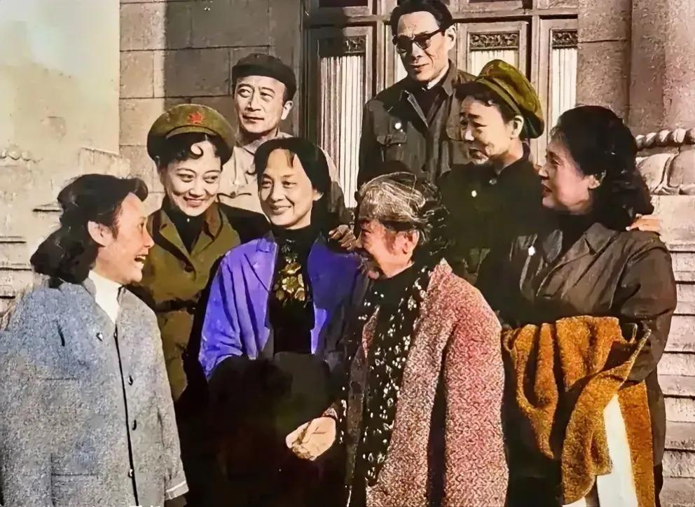 这8位老电影人，田华、王晓棠还健在，其余的都离我们而去。这一辈电影人创造了中国电