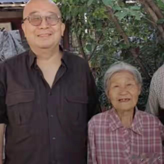 说起唐师曾，很多人记得他。九十年代海湾战争，别人撤，他往里冲，一个人扛着相机泡在