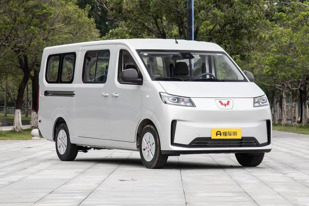 电车30万：使用10年，电费1万，卖1.5万；

油车30万：使用10年，油费1