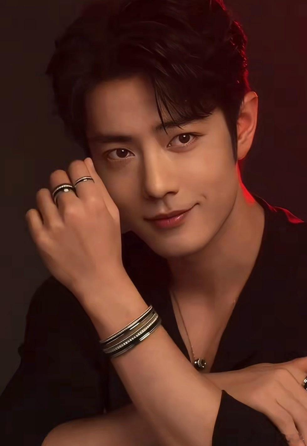 肖战你别这样看着人笑，感觉在和一位多智近妖的神秘大佬交锋，我的一切都被他掌控了