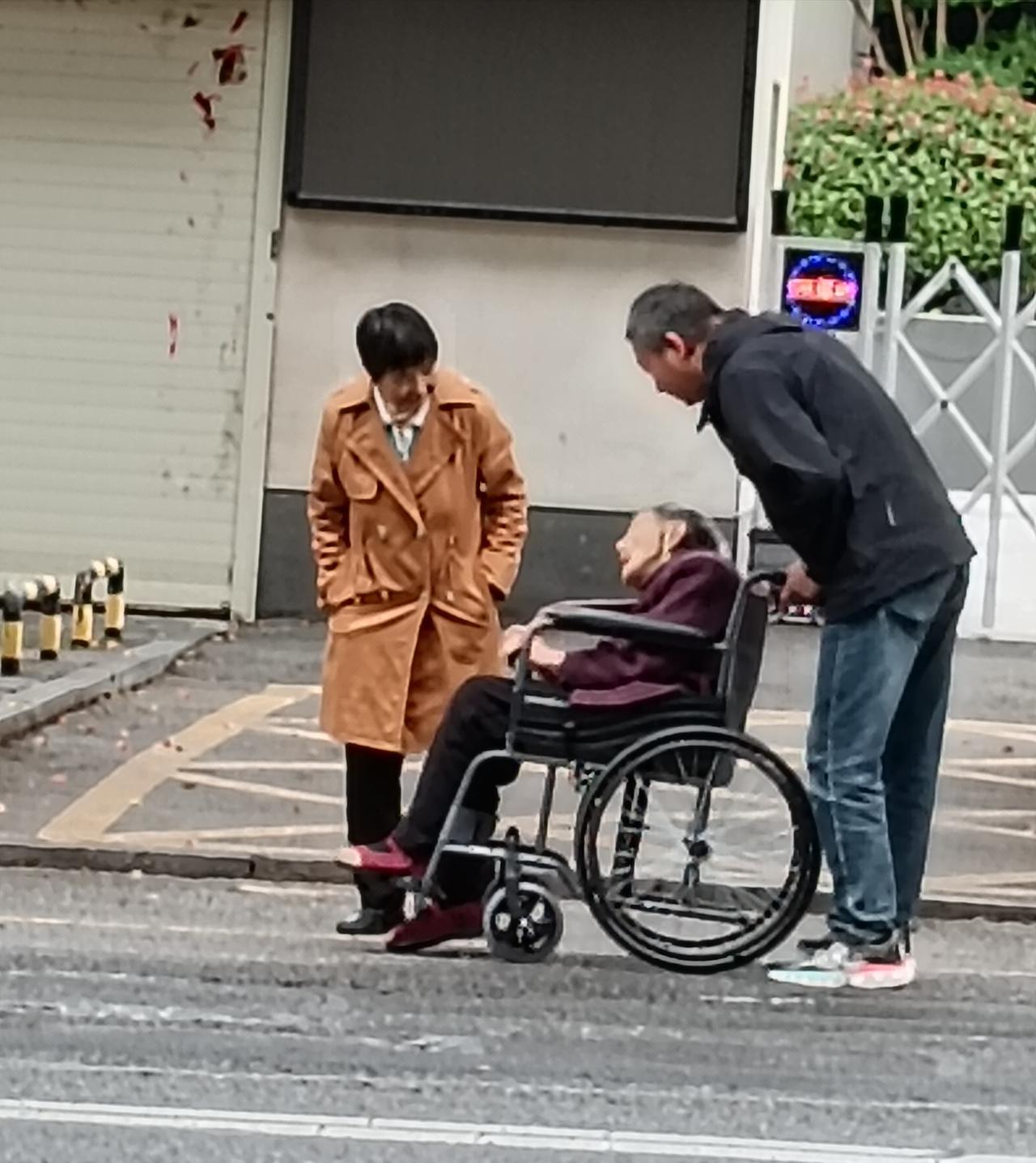 反向的守候

刚刚，因孝顺而受到邻里夸赞的李东和爱人又推着瘫痪的老母出来遛街，一