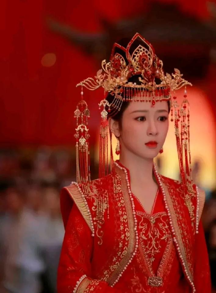 好惊艳啊
杨紫的这个红装造型
真的真的好惊艳
一眼看去就被迷住
红是那么的红
高