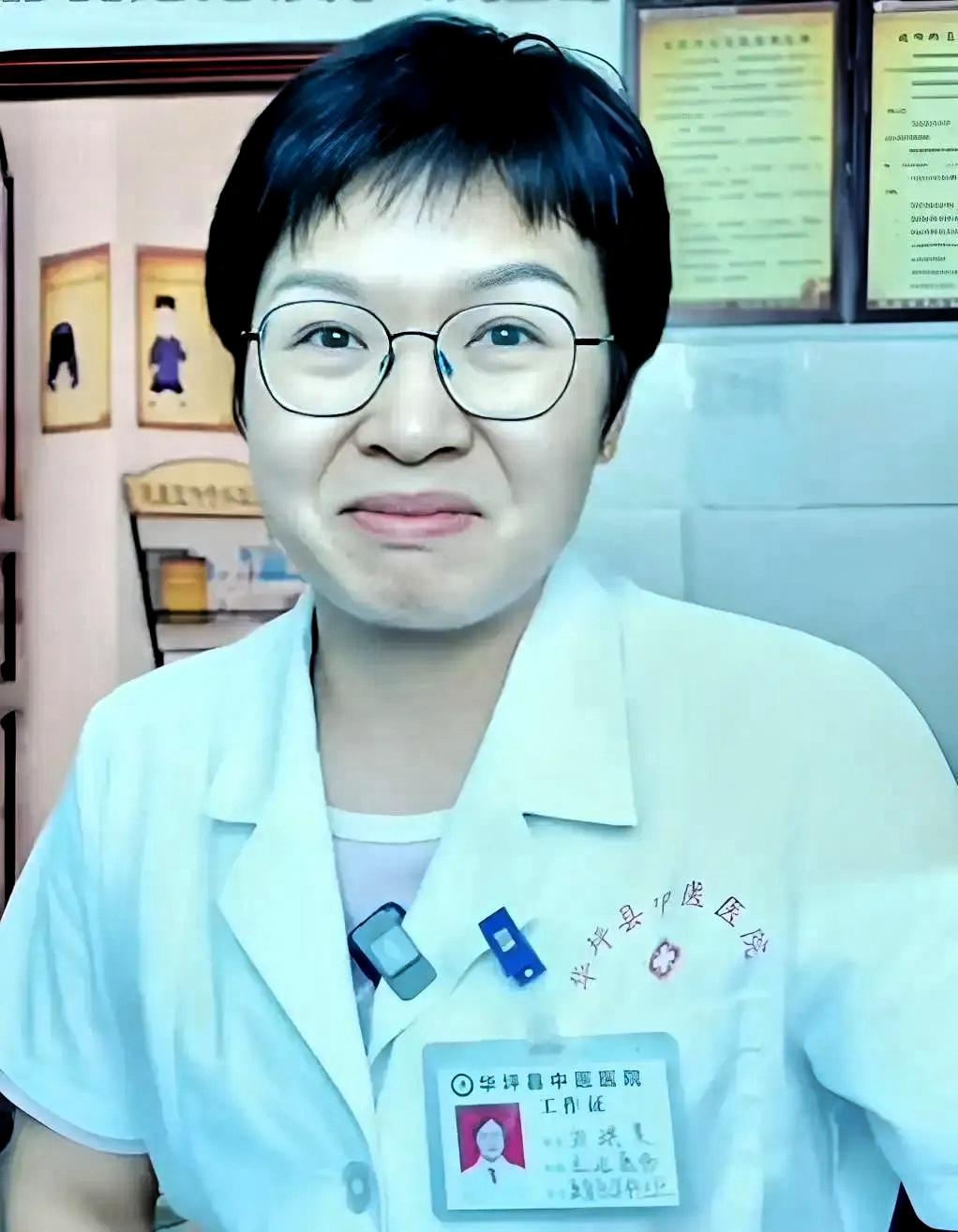 当年被张桂梅死死拽住不让退学换彩礼的贫家女孩刘琪美，如今穿着白大褂站在县医院里，