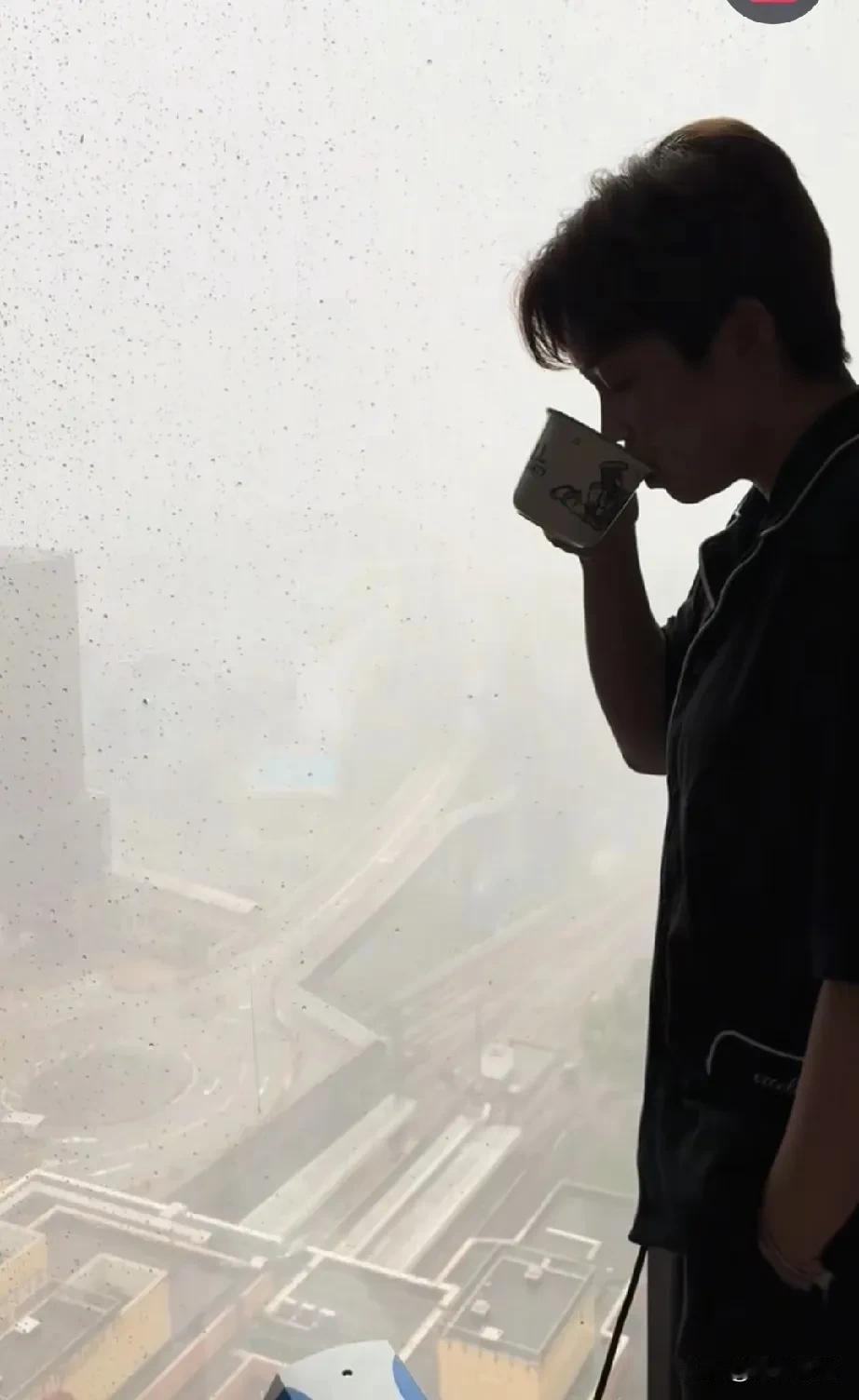 杜凯琹：长大后才觉得咖啡不苦。
杜凯琹端着一杯咖啡品尝，窗外下着大雨，应该也是受