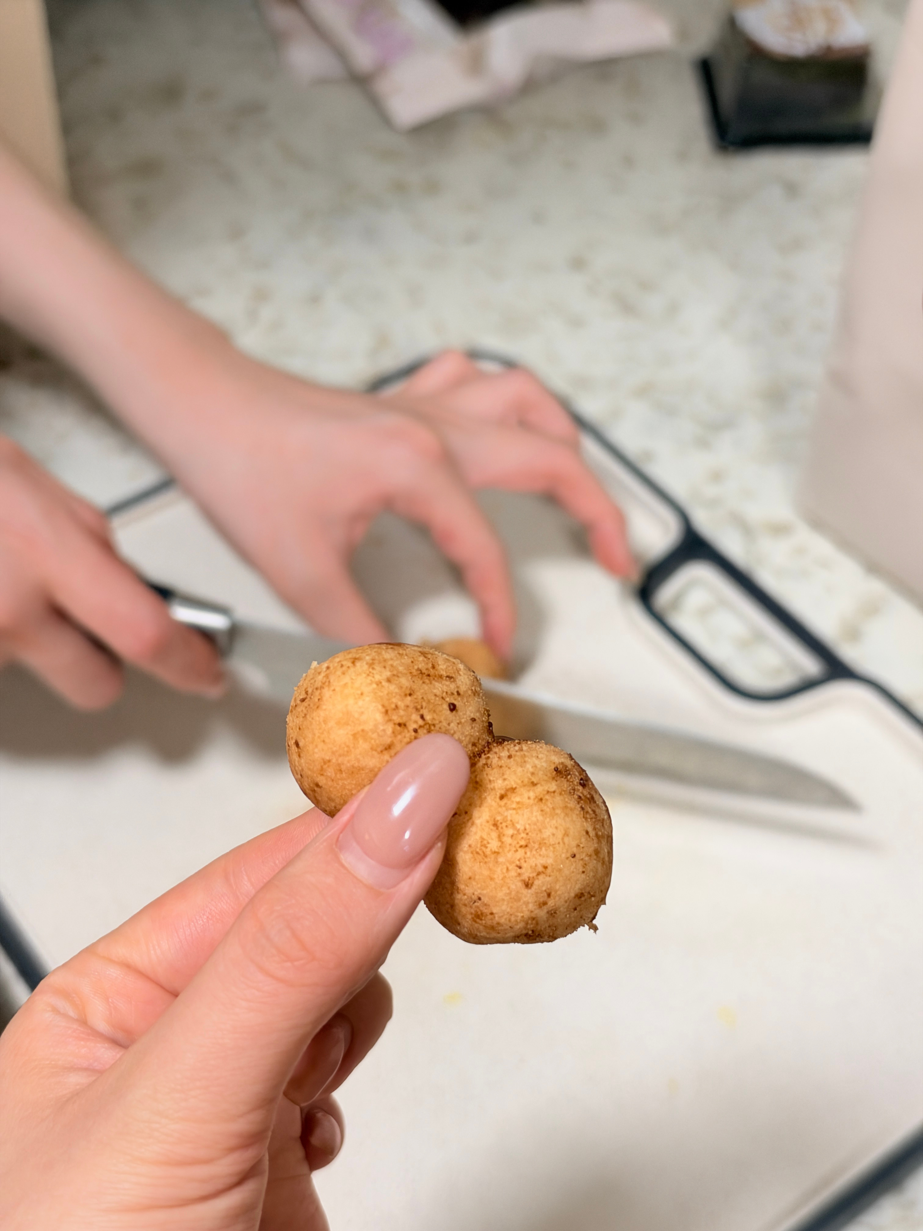 家里来孩子了一颗甜甜圈我们四个人分着吃东西还是分着吃有意思！！ ​​​