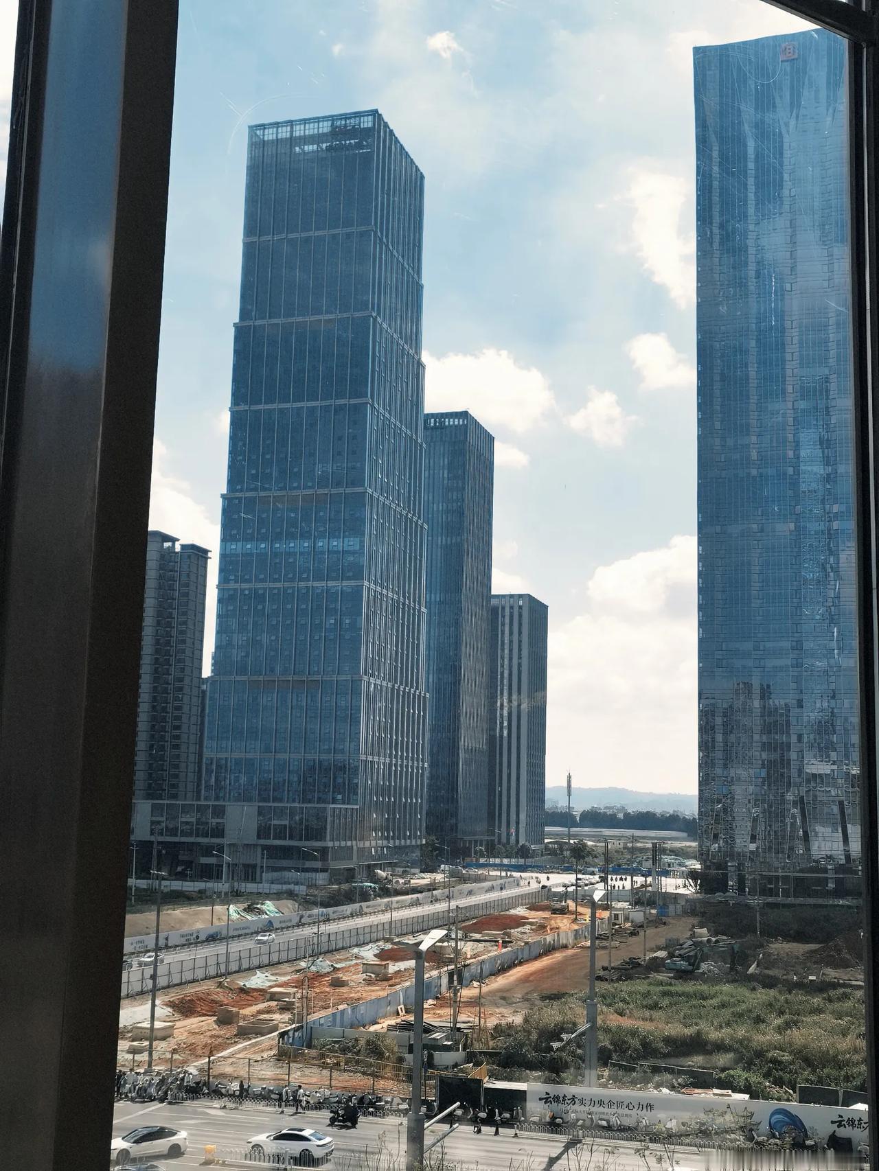 昆明的巫家坝的发展还是要把这些路修好，才能有起色，重要的春城路地面地下工程，打通