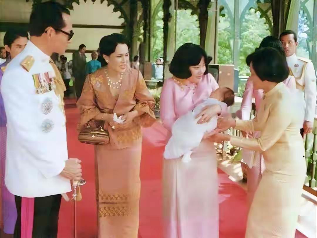 看泰王大女儿众星拱月般的长大，整个家族的人都围着她转，毕竟是泰王的第一个孩子，更