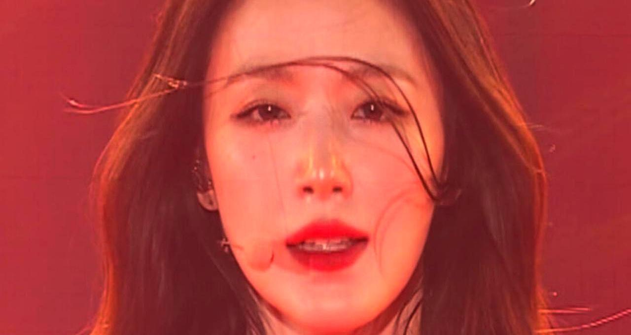 忘词才是顶级舞台的终极密码。
昨晚的巨蛋演唱会，宋雨琦和叶舒华把台上搞成了闺蜜私