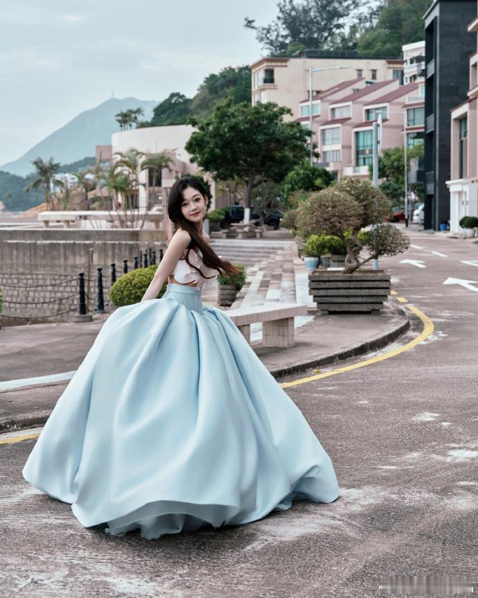 希林娜依高在逃公主来的 粉色和蓝色的搭配，真的是呈现出来的，眼前一亮了呀，太喜欢