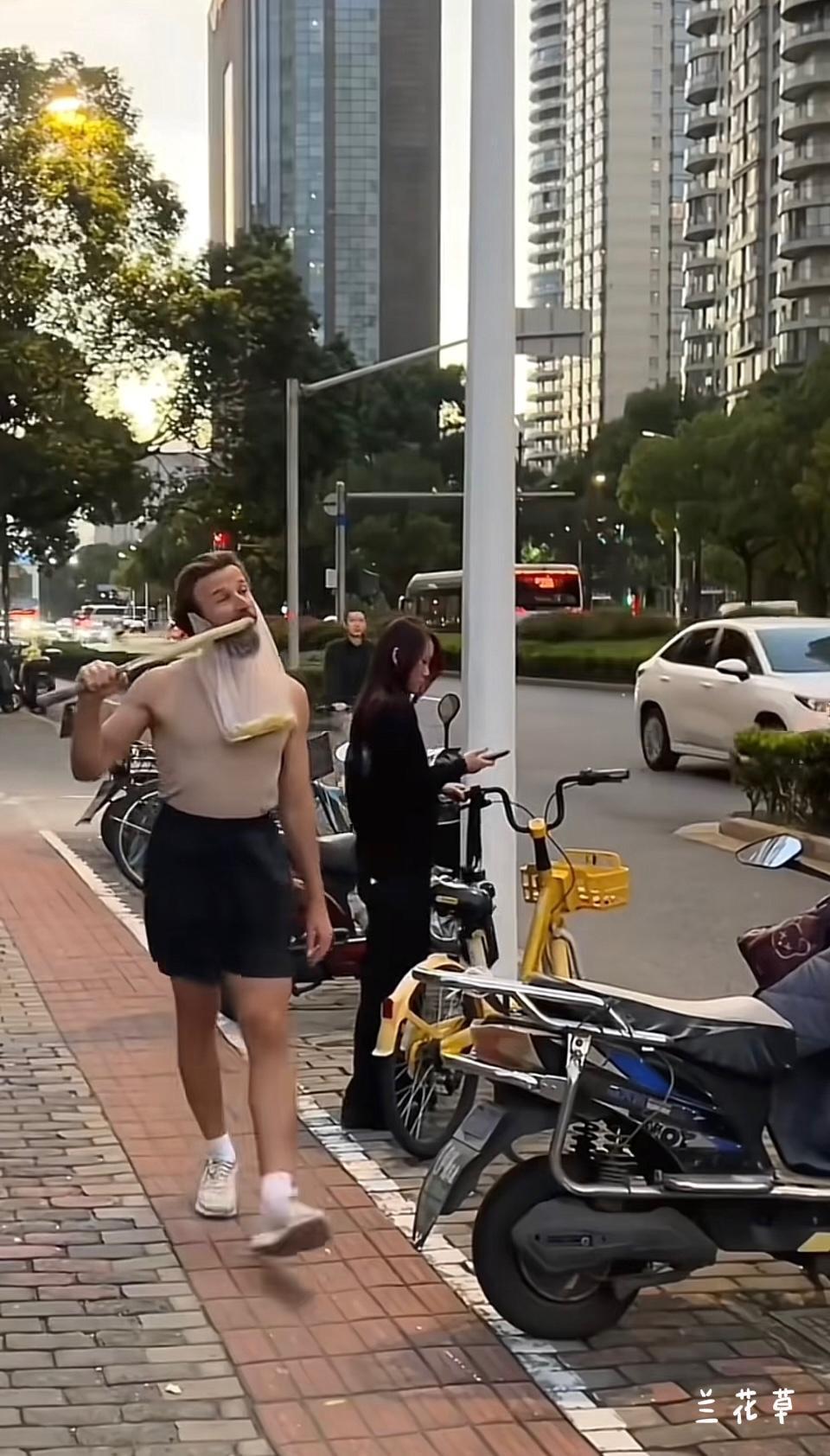 你说人有多聪明。吃甘蔗时，一个塑料薄膜袋挂在两耳上，就可以边走边吃，并且不耽误眼