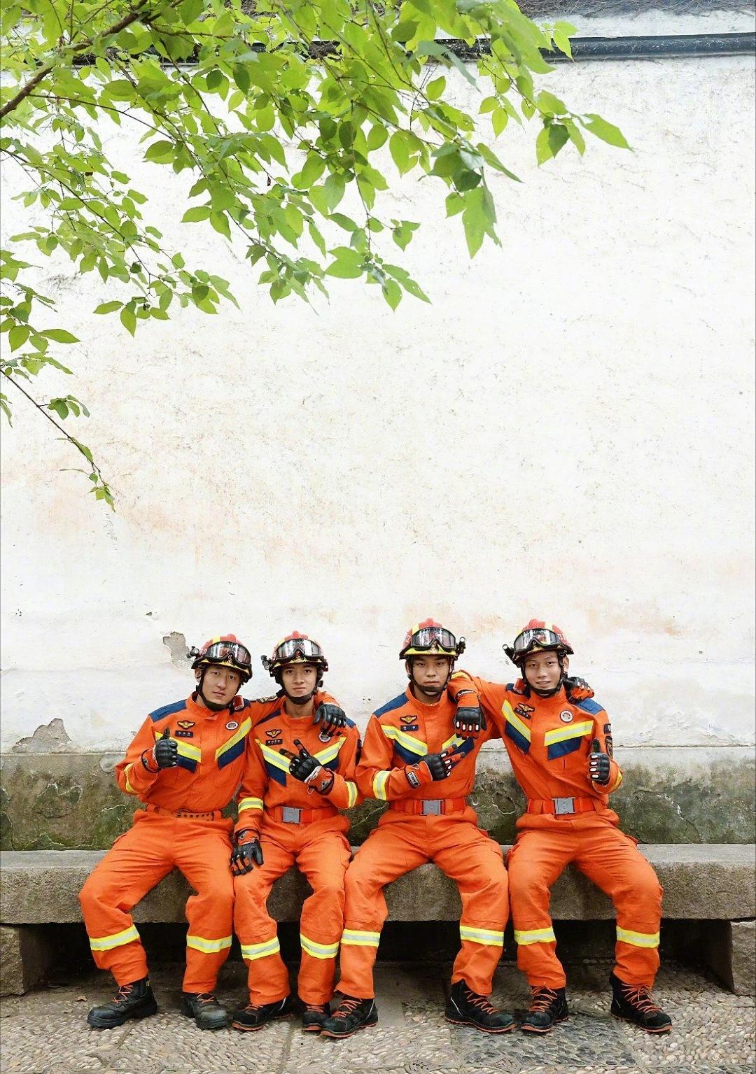 他们坐在墙边，像普通的年轻人一样，
搭着肩、比着手势，笑得很轻松。

如果不是这