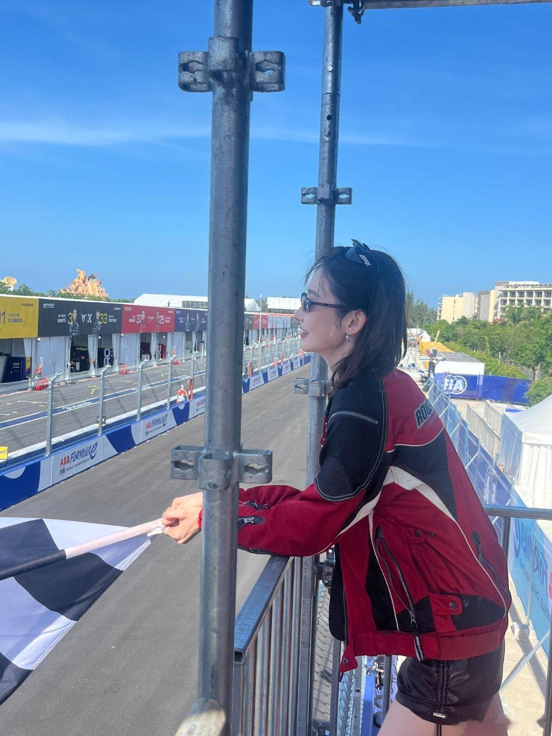 张艺凡切号张1凡本来以为是甜妹，结果张艺凡套上赛车服直接变酷姐，我服了 
