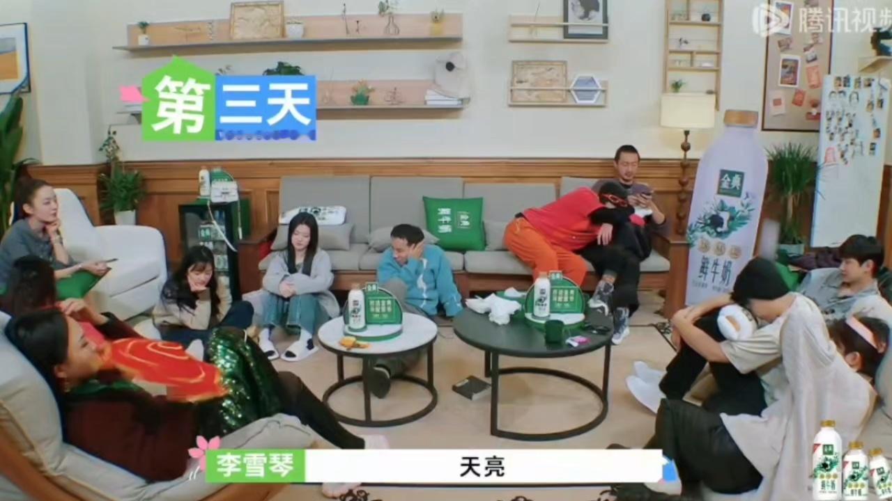 啊啊重看这一期的时候我发现他玩狼人杀天黑的时候也还要趴在wcj的怀里闭眼…好黏人