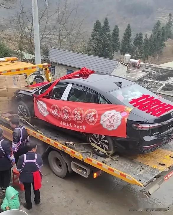 新娘娘家真豪横，直接陪送汽车。娘家陪嫁的汽车竟然是拉过来的。村里的小伙结婚了，娘