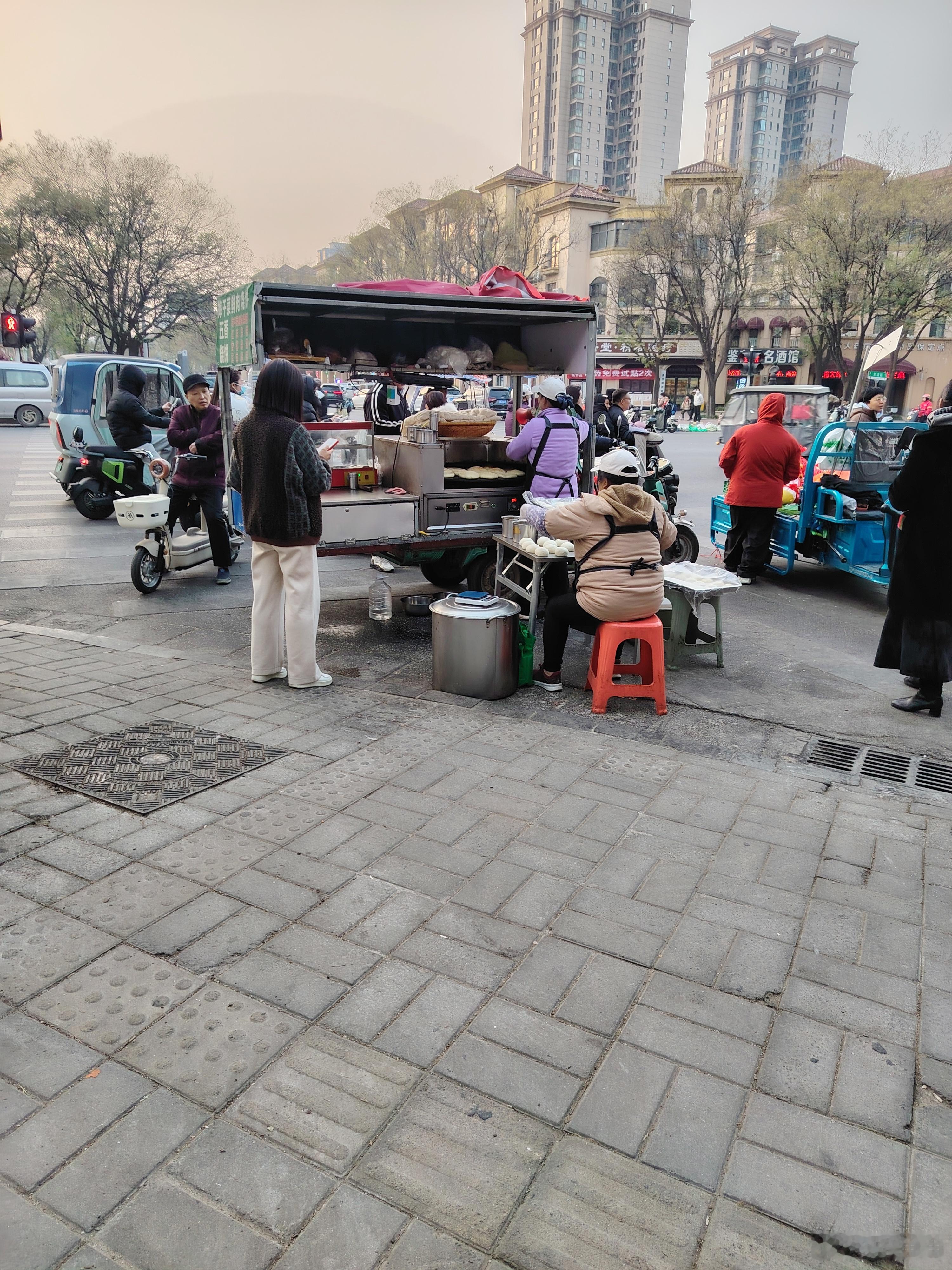 优秀的人总是能够挣到钱。之前看到路口卖梅干菜包子的老板，天天一个人在那忙活。暑假