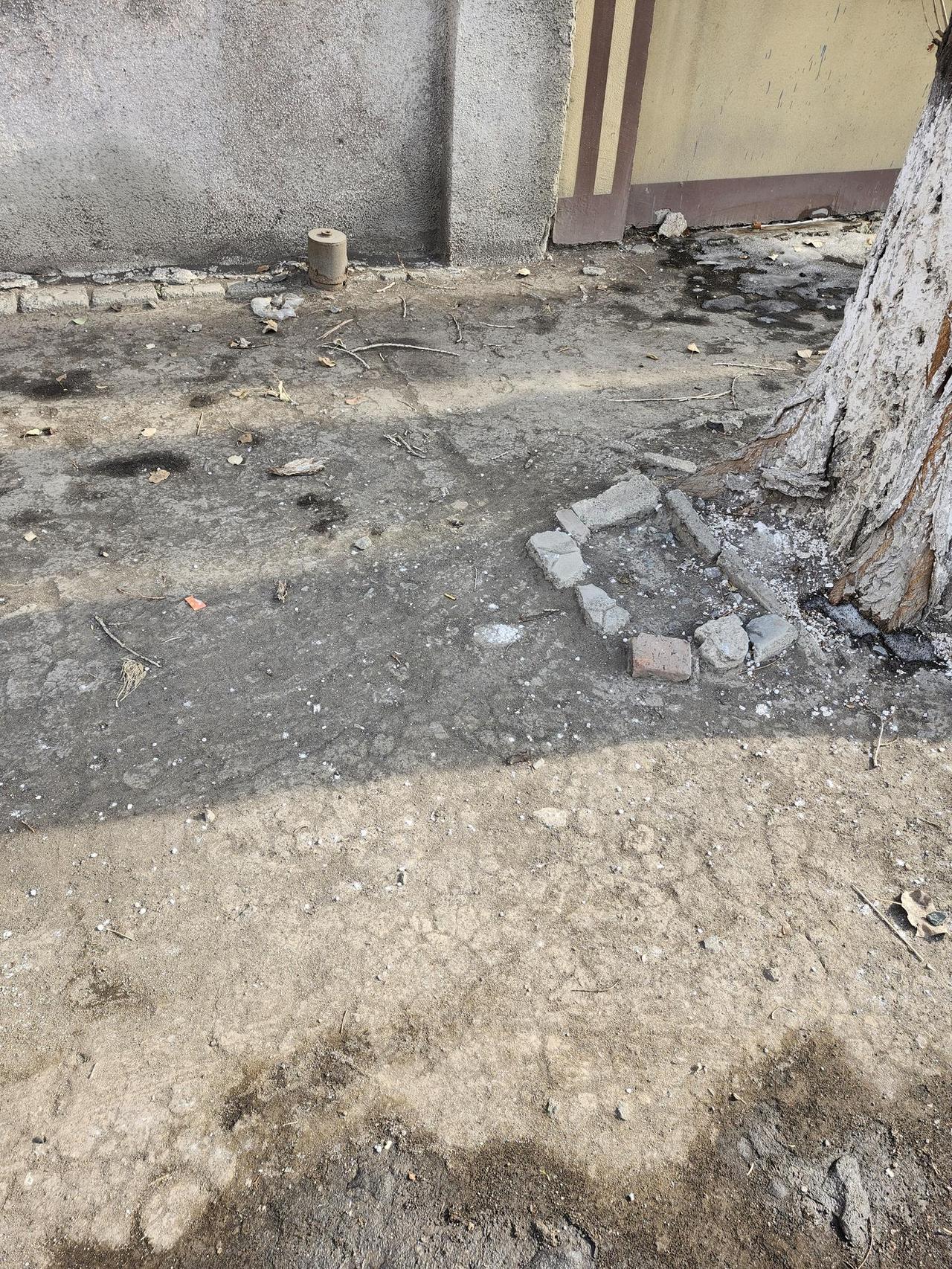 请问白色的物质是什么？
过年冰雪融化，请问白色的物质是什么？雪后在地上发现的，是