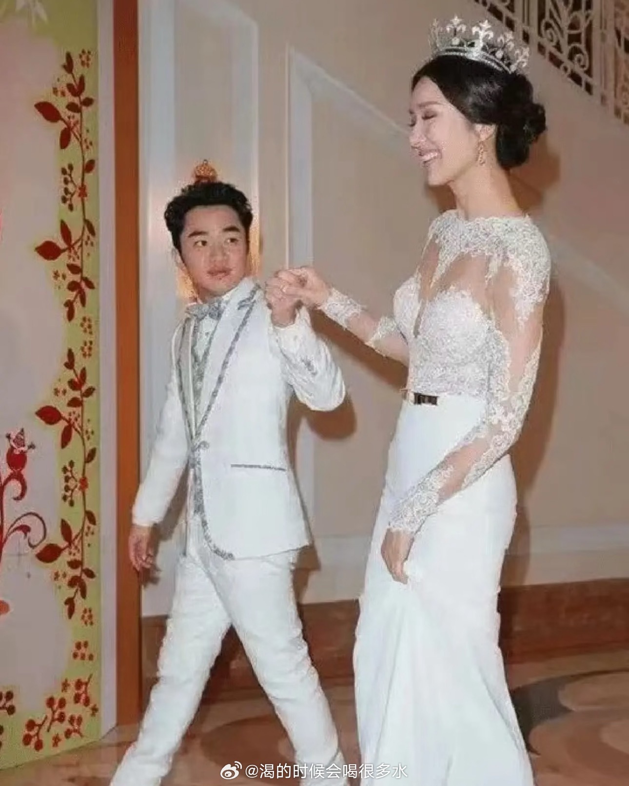 2010年，当175的选美冠军李亚男宣布和163的王祖蓝结婚时，全网都炸开了锅 