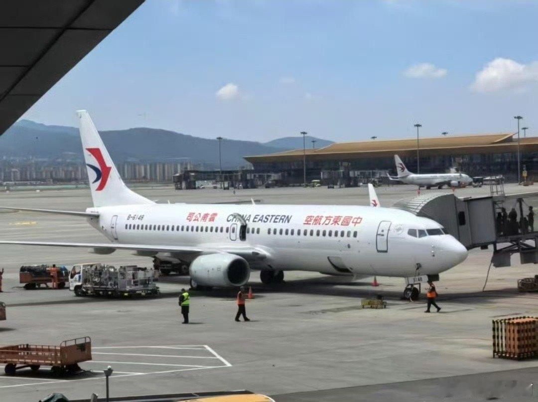 东航MU5828安全出口被乘客打开人不能太闲！ ​​​