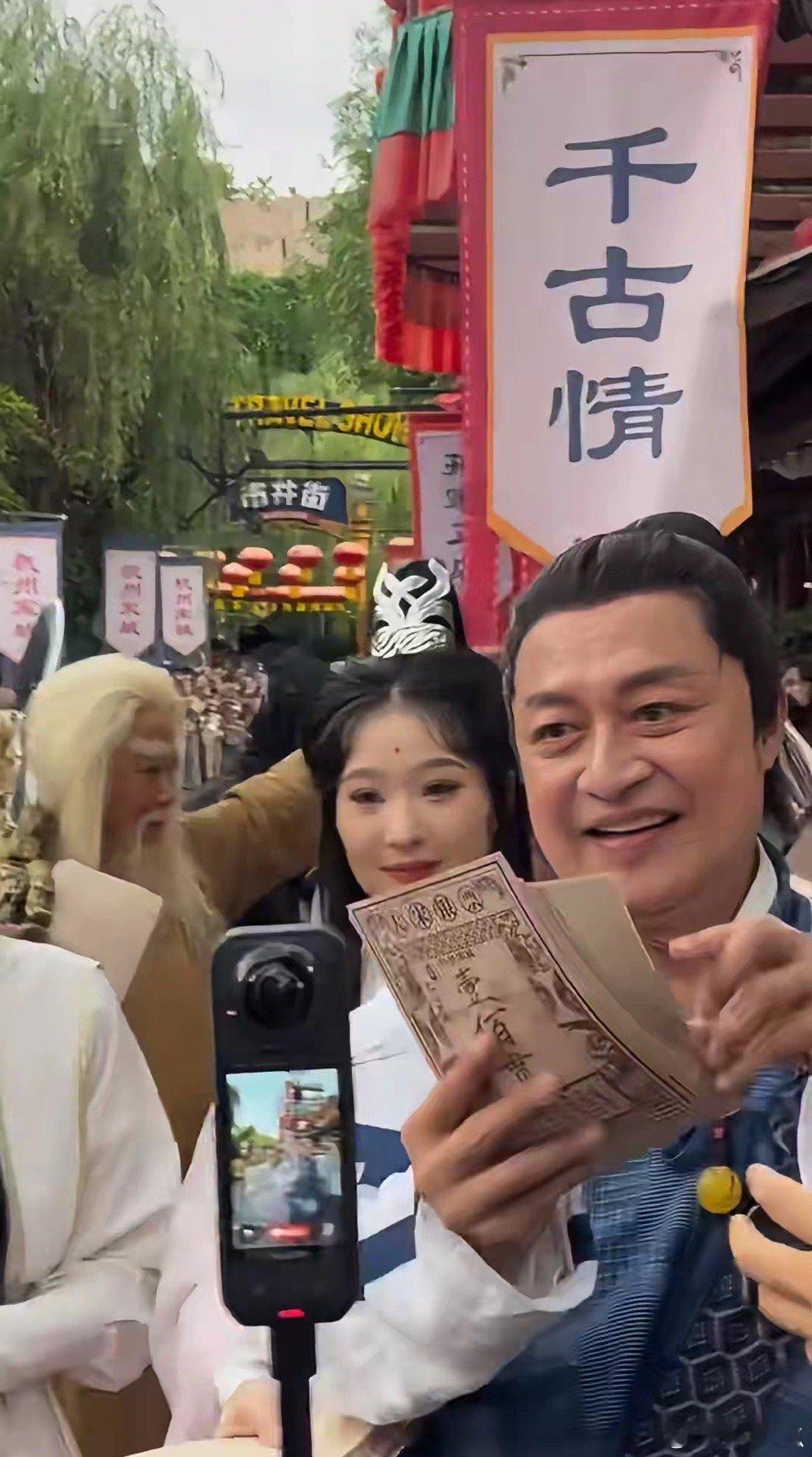 马景涛可能是最落魄的琼瑶男主了，他两个孩子读的国际学校，一年不少钱。   如今一