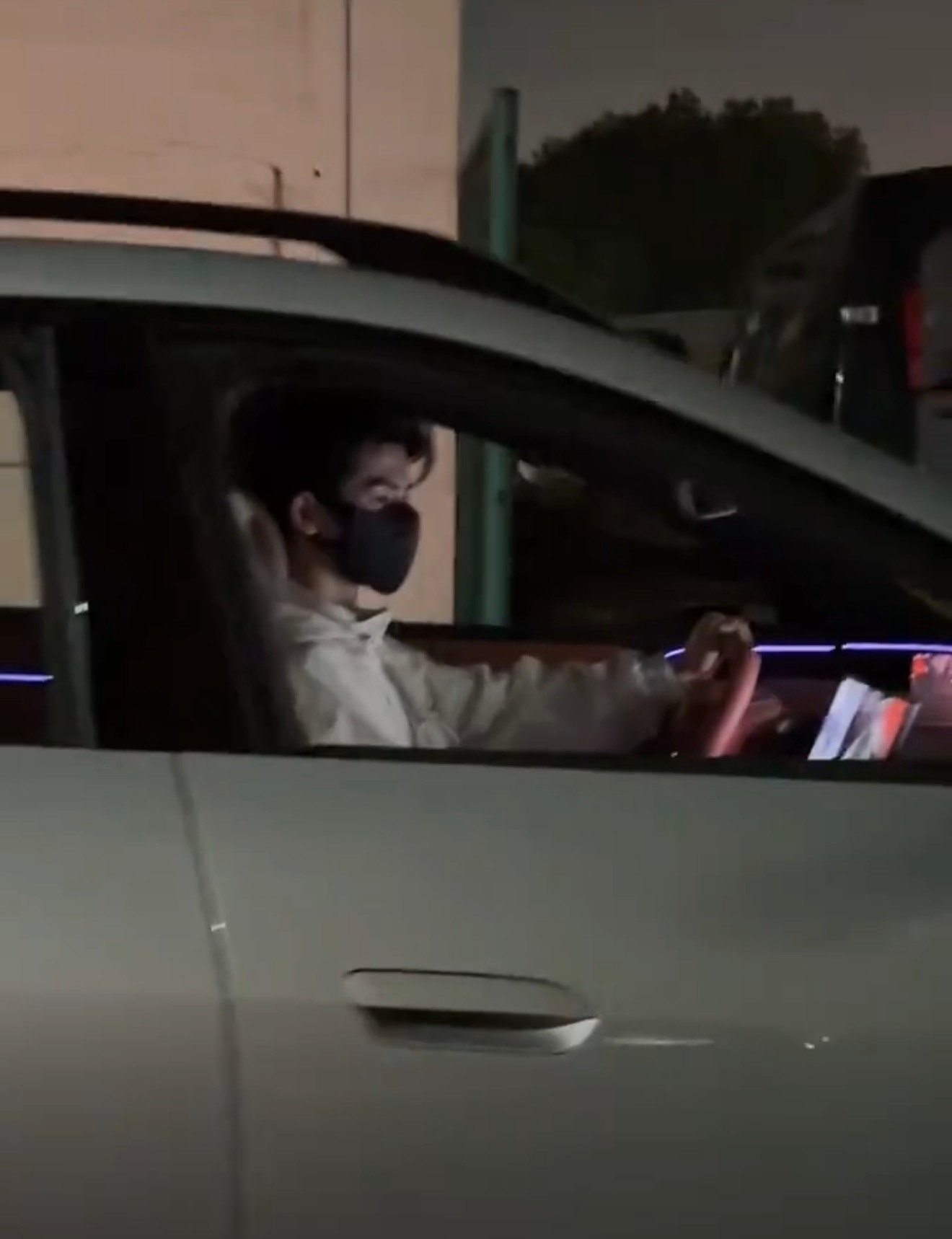 张凌赫这件衣服出镜率太高，以至于都判断不出这是什么时候拍摄的物料