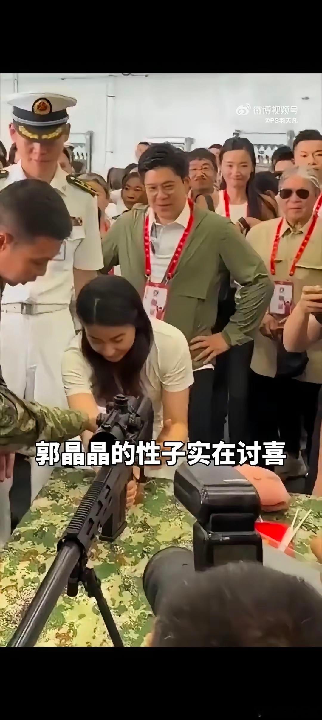 郭晶晶真是越看越讨喜！别家豪门媳妇儿多少避讳和公公同框，怕尴尬放不开，可她倒好，